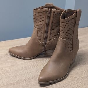 NWOT. DV By Dolce Vita Kirby. Size 6 Ankle Boots In Tan. 2.5 Inch Heel.